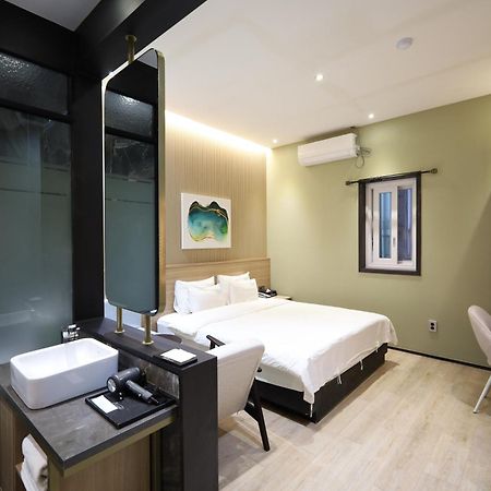Almond Hotel Busan Station Экстерьер фото