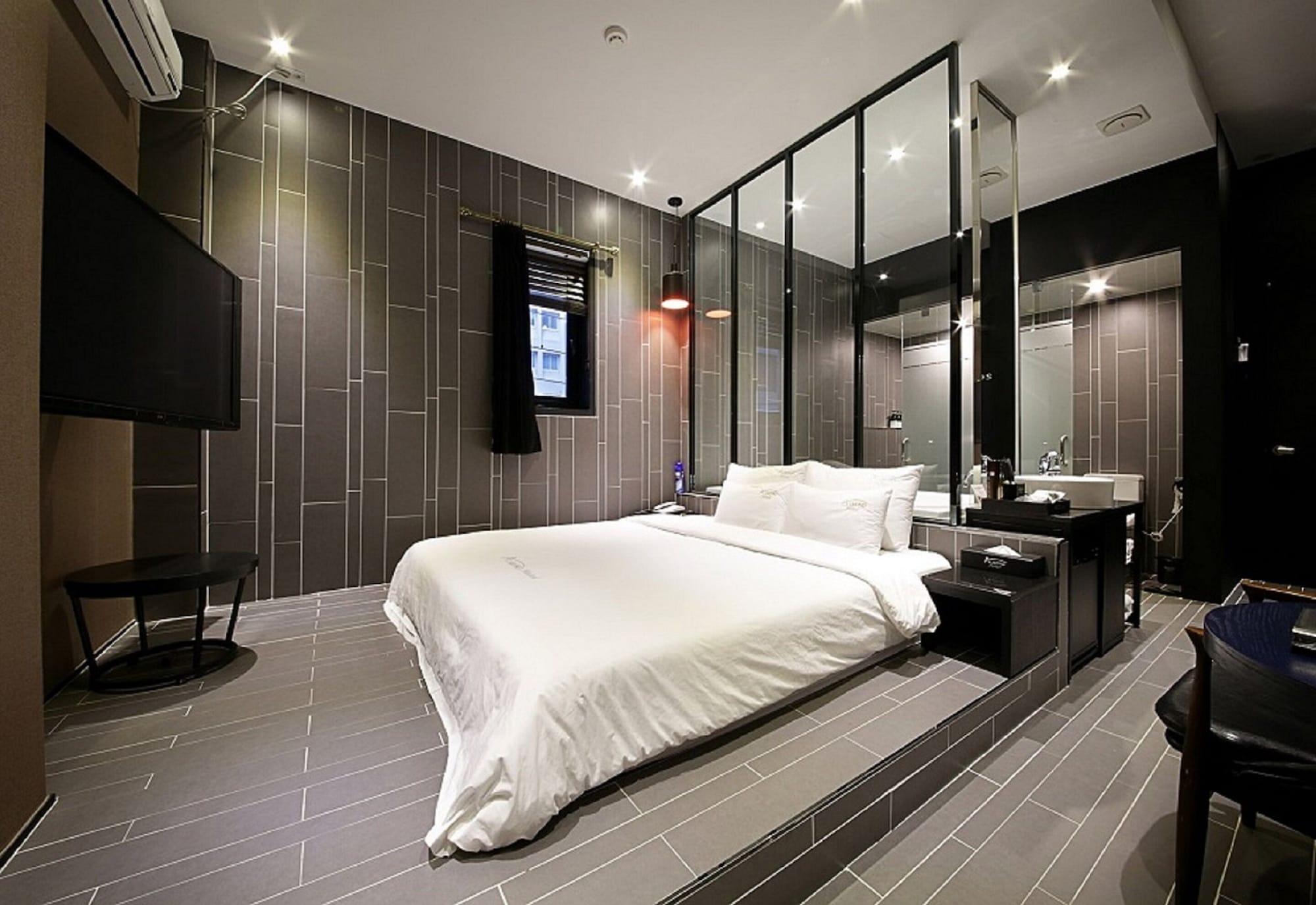 Almond Hotel Busan Station Экстерьер фото