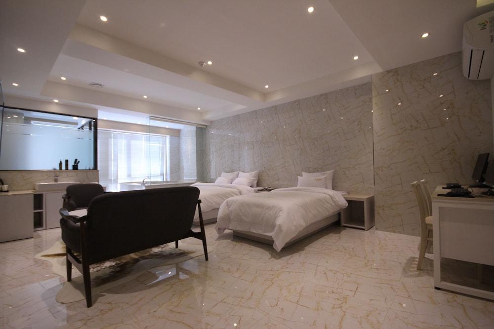 Almond Hotel Busan Station Экстерьер фото