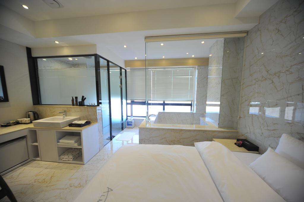 Almond Hotel Busan Station Экстерьер фото
