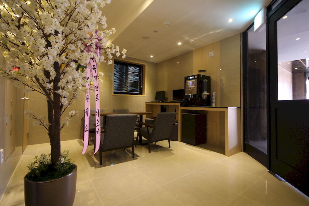 Almond Hotel Busan Station Экстерьер фото