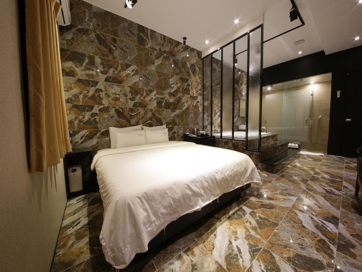 Almond Hotel Busan Station Экстерьер фото